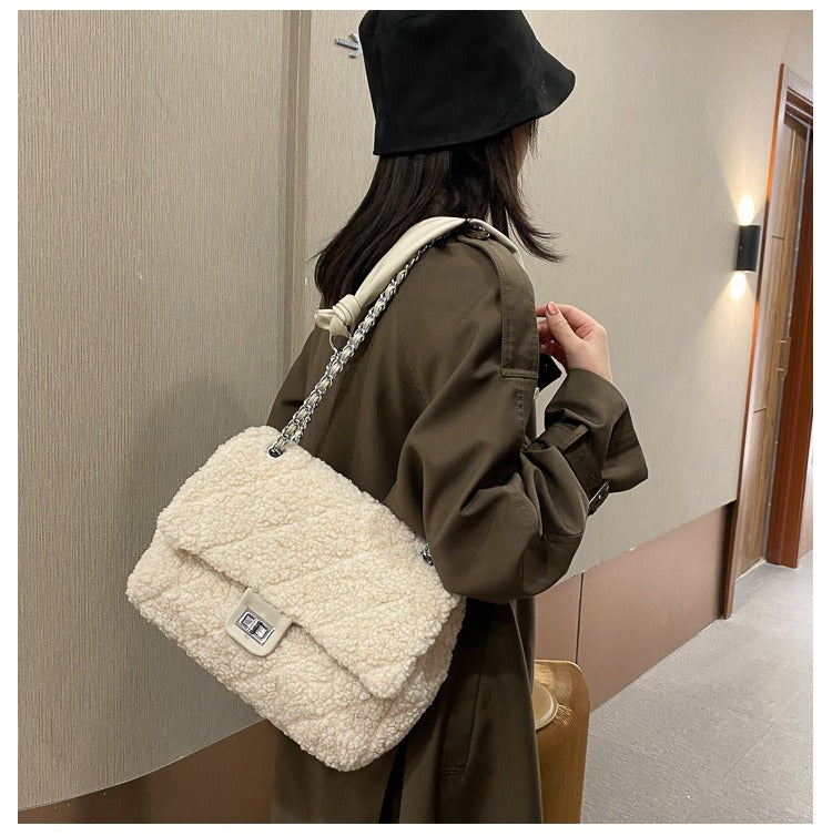 Dália | Bolsa de Ombro de Pelúcia de Cordeiro