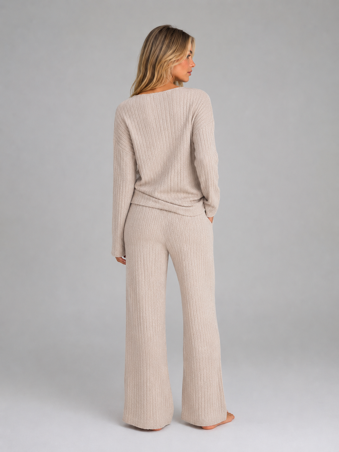 Conjunto Malha Canelada com Decote em V e Calças Perneira Larga
